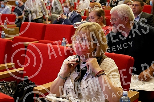 The ceremony of handing over the agreement on the EU donation of 10.2 million euros for 19 local self-government units for social housing and active inclusion projects was held in the Club of Deputies.Ceremonija urucivanja sporazuma o donaciji EU o