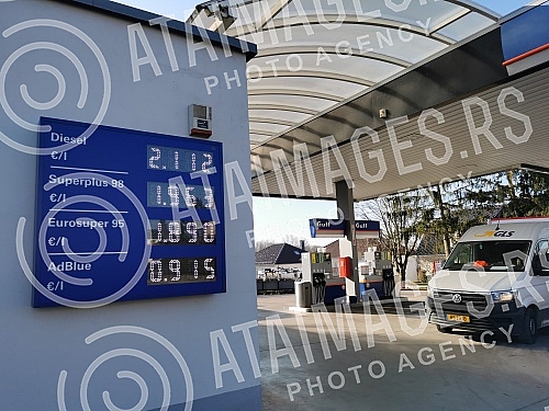 Fuel prices at gas stations in Luxembourg are rising day by day.
Cene goriva na benzinskim pumpama u Luksemburgu rastu iz dana u dan. Fuel prices at gas stations in Luxembourg are rising day by day.
Cene goriva na benzinskim pumpama u Luksemburgu rastu iz dana u dan.