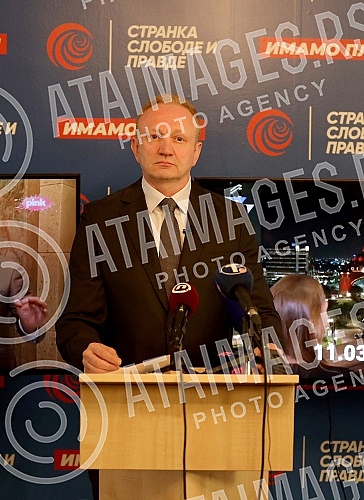 The president of the Party of Freedom and Justice, Dragan Djilas, held a press conference at the party's headquarters.
Predsednik Stranke slobode i pravde Dragan Djilas odrzao je konferenciju za medije u sedistu stranke. The president of the Party of Freedom and Justice, Dragan Djilas, held a press conference at the party's headquarters.
Predsednik Stranke slobode i pravde Dragan Djilas odrzao je konferenciju za medije u sedistu stranke.