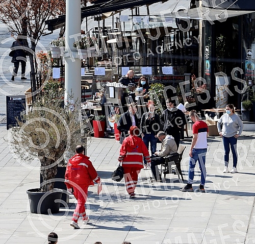 An elderly man fell ill on Republic Square, and the ambulance team went out on the field at the invitation of concerned citizens.Starijem coveku je pozlilo na Trgu republike, a ekipa Hitne pomoci izasla je na teren na poziv zabrinutih gradjana.