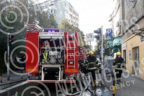 A fire in which the entire apartment on the tenth floor in Visoko Street, in Dorcol, burned down.Pozar u kojem je izgoreo ceo stan na desetom spratu u Ulici Visokog, na Dorcolu.