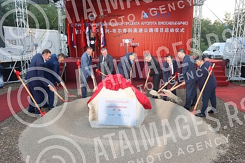 At the location of Garevac, near Modrica, a ceremony was held on the occasion of the beginning of the construction of the Vukosavlje - Brcko highway project.Na lokaciji Garevac, kod Modrice odrÅ¾ana je svecanost povodom pocetka realizacije projekta