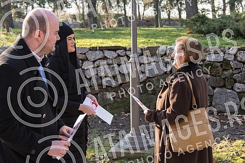 The youth of the SPS, led by the low MP Nina Pavicevic, talked to the citizens and handed out calendars to them.
Omladina SPSa na celu sa niskom poslanicom Ninom Pavicevic pricla je sa sugrdjanima i delila im kalendare. The youth of the SPS, led by the low MP Nina Pavicevic, talked to the citizens and handed out calendars to them.
Omladina SPSa na celu sa niskom poslanicom Ninom Pavicevic pricla je sa sugrdjanima i delila im kalendare.