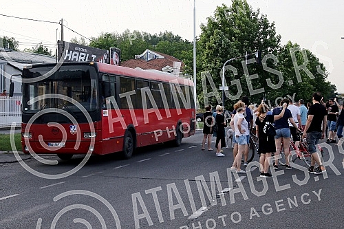 This morning, the Austrian company Drust continued the works in block 37, which angered the residents of the block who took to the streets again.
Austrijska kompanija Drust je jutros nastavila radove u bloku 37, sto je razljutilo stanare bloka koji This morning, the Austrian company Drust continued the works in block 37, which angered the residents of the block who took to the streets again.
Austrijska kompanija Drust je jutros nastavila radove u bloku 37, sto je razljutilo stanare bloka koji
