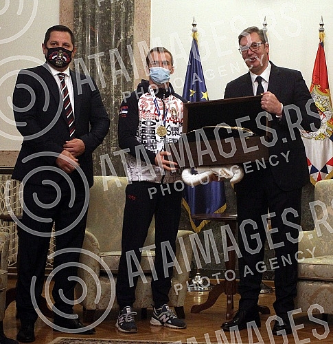 The President of the Republic of Serbia, Aleksandar Vucic, met with the winner of the bronze medal at the World Boxing Championship, Vladimir Mironcikov, and the delegation of the Boxing Association of Serbia. Predsednik Republike Srbije Aleksandar