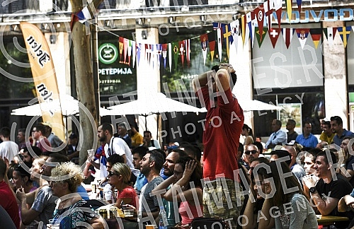 Serbian fans in downtown Belgrade watch soccer match between Costa Rica and Serbia at the World Cup in Russia.Srpski navijaci u centru Beograda gledaju fudbalsku utakmicu izmedju Kosta Rike i Srbije na Svetskom prvenstvu u Rusiji.