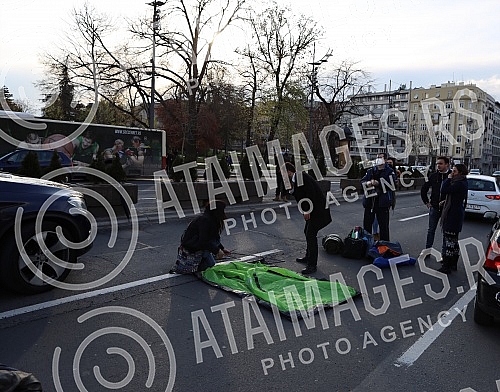 The freelancers gathered tonight on the plateau in front of the National Assembly, where they set up tents and plan to camp for the next three days, until their demands are taken into account.Frilenseri su se veceras okupili na platou ispred Narodn