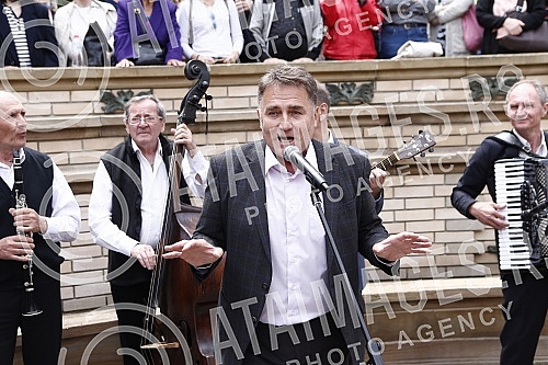 The Tourist Organization of Belgrade and the Association of Skadarlija Lovers have opened the tourist season in Skadarlija on the Plateau near the Skadarlija Fountain.Turisticka organizacija Beograda i Udruzenje ljubitelja Skadarlije su na Plato ko