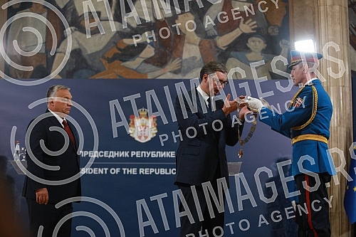 The President of Serbia, Aleksandar Vucich, presented the Prime Minister of Hungary, Viktor Orban, with the Order of the Republic of Serbia on a large necklace for outstanding services in developing and consolidating peaceful cooperation and friendly
