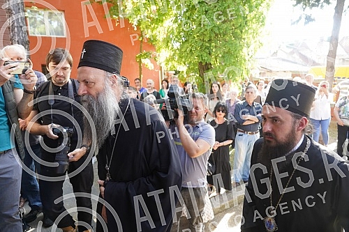 The coffin with the body of Matej Peris was taken out of the church of St. Anthony, and the funeral procession began at 5 pm, led by Mosinjor Stanislav Hocevar, Belgrade's archbishop and metropolitan.
Kovceg sa telom Mateja Perisa iznet je iz crkve The coffin with the body of Matej Peris was taken out of the church of St. Anthony, and the funeral procession began at 5 pm, led by Mosinjor Stanislav Hocevar, Belgrade's archbishop and metropolitan.
Kovceg sa telom Mateja Perisa iznet je iz crkve