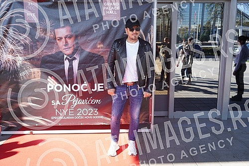In front of Hall 5 of the Belgrade Fair, a media conference was held where the spectacular reception of 2023 with Aco Pejovic was announced.Ispred hale 5 Beogradskog sajma odrzana je konferencija za medije na kojoj je najavljen spektakularni docek 