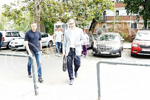 The arrival of members of the Serbian Progressive Party to the session of the Presidency, where a decision will be made on the SNS candidate for the President of the National Assembly.Dolazak clanova Srpske napredne stranke na sednicu Predsednistva