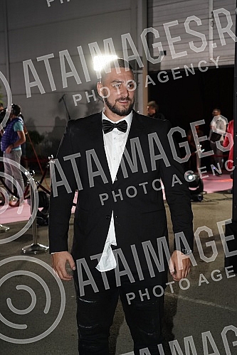 Superfinale of the fifth season of the reality program Zadruga, which is broadcast on Pink TV.Superfinale pete sezone rijaliti programa Zadruga koji se emituje na televiziji Pink.