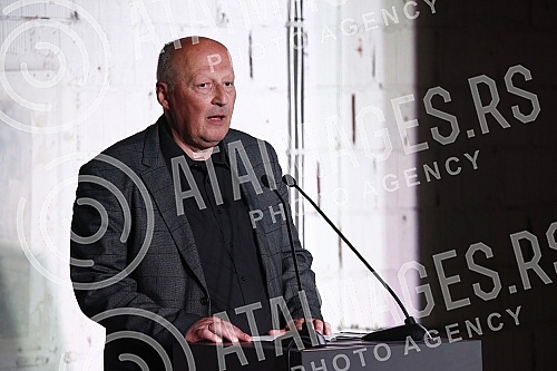The commemoration on the occasion of the death of Veselin Vesa Simonovic, director and editor-in-chief of the Nova.rs portal, was held in Dorcol Square.Komemoracija povodom smrti Veselina Vese Simonovica, direktora i glavnog urednika portala Nova.r