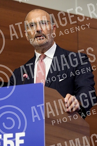 The ceremony of handing over the agreement on the EU donation of 10.2 million euros for 19 local self-government units for social housing and active inclusion projects was held in the Club of Deputies.Ceremonija urucivanja sporazuma o donaciji EU o