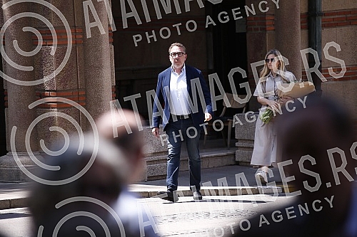 Veselin Vesa Simonovic, director and editor-in-chief of the Nova.rs portal, will be buried in the Alley of Merited Citizens at the New Cemetery in Belgrade, the family received condolences at 1:30 p.m., and the funeral service began at 2 p.m.Veseli