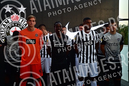 The official promotion of the new set of Nike FK Partizan jerseys for the 2022/23 season was held in the VIP Lounge above the center line of the Partizan stadium.Svecana promocija nove garniture Nike dresova FK Partizan za sezonu 2022/23 odrzana je