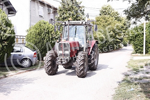 Farmers used tractors to block the bridge over the Thames in Pancevo.Poljoprivrednici su traktorima blokirali most na Tamisu u Pancevu.