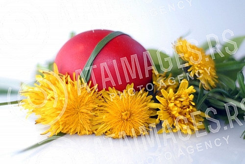 Tradicionalno bojenje i ukrasavanje Vaskrsnjih jaja, na veliki petak, u znak secanja kada je Isus Hrist razapet.