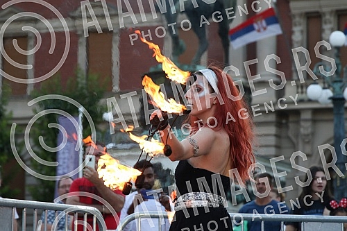 The pouring of Vinca figurines modeled on Vidovdanka from melted aluminum cans was realized on the Republic Square.Izlivanje vincanskih figurina po uzoru na Vidovdanku od topljenih aluminijumskih limenki realizovano je na Trgu Republike.