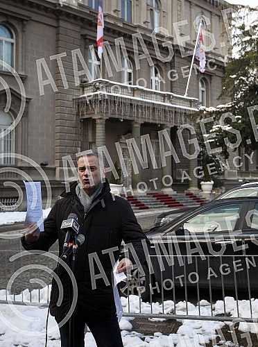 Borko Stefanovic, Vice president of the Party of freedom and justice, held a press conference on the topic of wiretapping in front of the Presidency of Serbia.Ispred Predsednistva Srbije konferenciju za novinare na temu prisluskivanja odrzao je pot