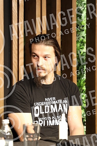 A press conference on the occasion of the concert of the SARS group in Kombank Hall was held at the Club Lisbon.Konferencija za medije povodom koncerta grupe SARS u Kombank dvorani, odrzana je u Klubu Lisabon.\