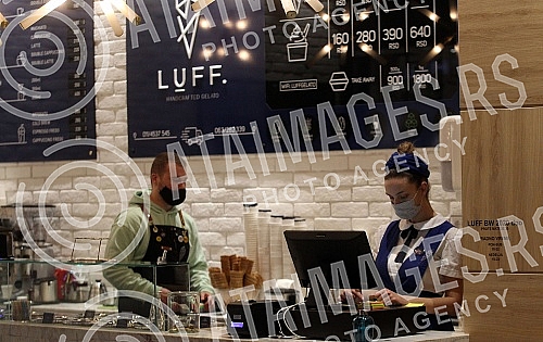 Gallery shopping center after the weekend during which there was no work. Trzni centar Galerija posle vikedna tokom kog se nije radilo