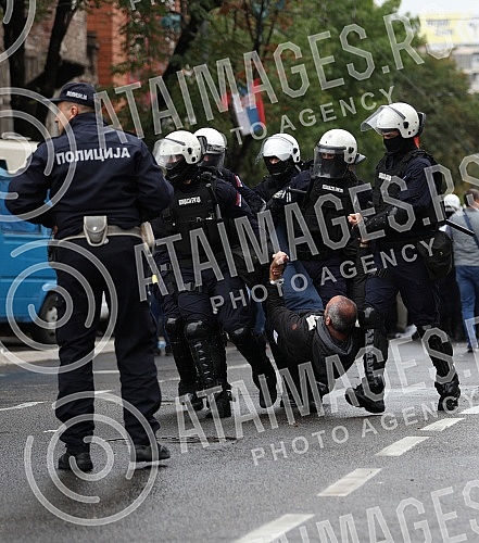 The police blocked the opponents of Europride in the central city streets, and some of them were detained.Policija je blokirala protivnike Europrajda u centralnim gradskim ulicama, a neki od njih su i privedeni.