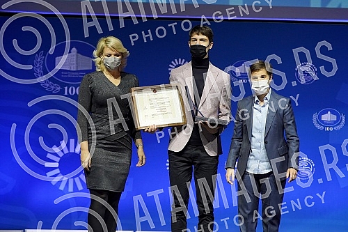 Summarizing the results of the first 100 days of the government was preceded by the awarding of the Benefactor Award, for some of the many humanitarian feats that marked the previous year 2020, which was declared the Year of Solidarity at the proposa