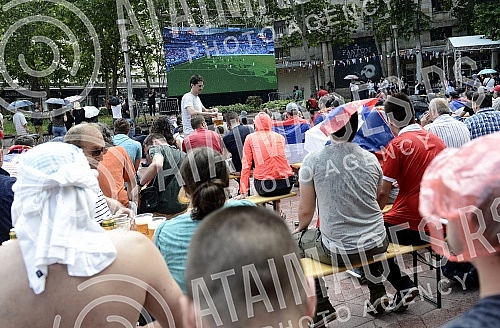 Serbian fans in downtown Belgrade watch soccer match between Costa Rica and Serbia at the World Cup in Russia.Srpski navijaci u centru Beograda gledaju fudbalsku utakmicu izmedju Kosta Rike i Srbije na Svetskom prvenstvu u Rusiji.