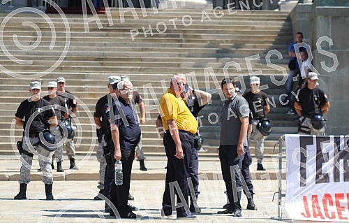 Okupljanje clanova i simpatizera Srpske radikalne Stranke ispred Skupstine Srbije u Beogradu. Povodom najave nevladinih organizacija da ce obeleziti godisnjicu u zlocina u Srebrenici. 