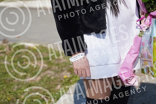 Former participant of the Cooperative and tatoo master Filip Reljic took his wife Marija Masa Reljic (ex Matijevic)and son Vikotra from the maternity hospital Dragisa Misovic.Bivsi ucesnik Zadruge i tatoo majstor Filip Reljic izveo je suprugu Marij