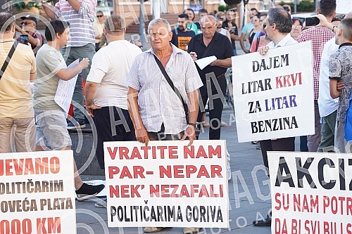 On Krajina Square in Banja Luka, about a hundred citizens expressed their dissatisfaction with the state of affairs in the protest ironically called 