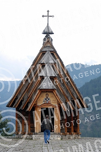 Drvengrad the movie ethno village of Mokra Gora, a village at the turn of Zlatibor and Tara, who is director Emir Kusturica built on a hill Mecavnik.Drvengrad, filmsko i etno selo izmedju Zlatibora i Tare koje je reditelj Emir Kusturica izgradio na 