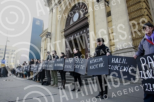 In front of the main train station organized a peace action 