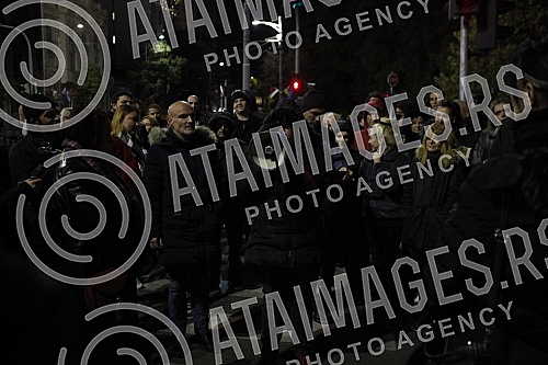 Citizens against the introduction of kovid passes gathered at the assembly, some of them walked to the RTS building, where former journalist Jasmina Stojanovic tore her press ID because of the situation and the way of writing about the crown.
Gradja Citizens against the introduction of kovid passes gathered at the assembly, some of them walked to the RTS building, where former journalist Jasmina Stojanovic tore her press ID because of the situation and the way of writing about the crown.
Gradja