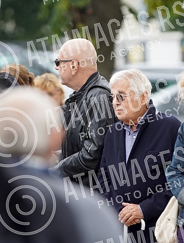 Family, friends, colleagues began to gather in the Church of the Holy Trinity in Kumodraz to pay their last respects to the late actor Milan Lanet Gutovic and to send him to eternal rest.Porodica, prijatelji, kolege poceli su da se okupljaju u Crkv