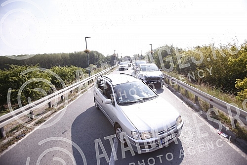 Farmers used tractors to block the bridge over the Thames in Pancevo.Poljoprivrednici su traktorima blokirali most na Tamisu u Pancevu.