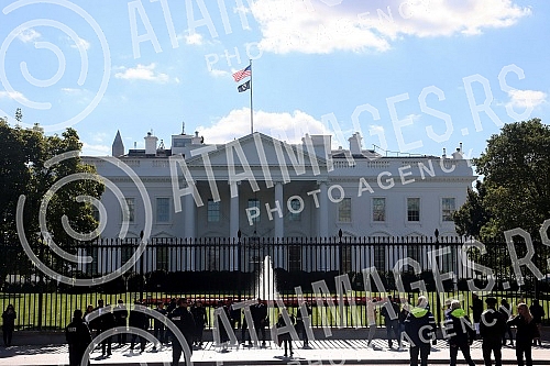 The White House is the official residence and main office of the President of the United States in Washington.Bela kuca  je sluzbena rezidencija i glavno radno mesto predsednika SAD u Vasingtonu.
