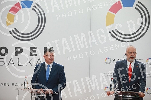 As part of the Open Balkan Leaders' Summit, bilateral documents were signed, followed by a joint media conference of politicians.
U sklopu Samita lidera Otvorenog Balkana potpisiani su bilateralni dokumenati, a potom je usledila zajednicka konferenc As part of the Open Balkan Leaders' Summit, bilateral documents were signed, followed by a joint media conference of politicians.
U sklopu Samita lidera Otvorenog Balkana potpisiani su bilateralni dokumenati, a potom je usledila zajednicka konferenc