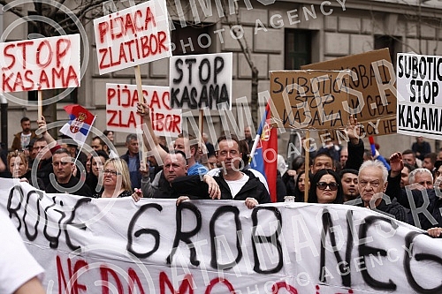 A protest march against e-fiscalization in Serbian markets started from Sava Square, where salesmen gathered near the monument to Stefan Nemanja, who then headed down Nemanja Street, across Slavija to the Presidency building on Andricev Venac, blocki