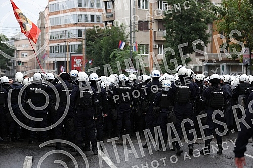 The police blocked the opponents of Europride in the central city streets, and some of them were detained.Policija je blokirala protivnike Europrajda u centralnim gradskim ulicama, a neki od njih su i privedeni.