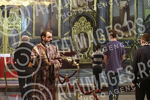 Holy Friday service at 12: 00 in the Congregational Church with the presentation of the Tabernacle, symbolizing the suffering of Jesus Christ.U Sabornoj crkvi na Veliki petak u 12, 00 sluzeno vecernje bogosluzenje  sa iznosenjem Plasatanice koja sim