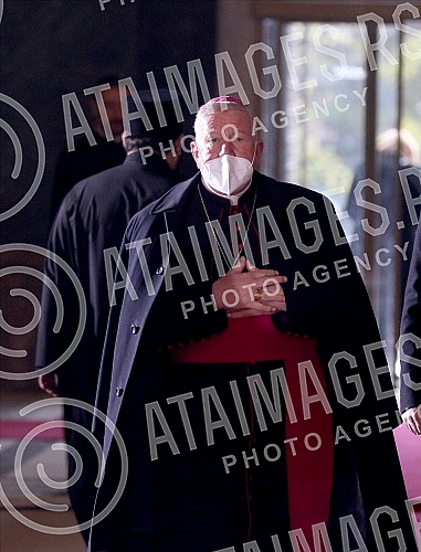 The requiem liturgy for the blessed Patriarch Irinej began at 9 a.m., and the earthly remains of the patriarch will be lowered into the tomb in the crypt of the temple of St. Sava after the service and sermons.
Zaupokojena liturgija za blazenopocivs The requiem liturgy for the blessed Patriarch Irinej began at 9 a.m., and the earthly remains of the patriarch will be lowered into the tomb in the crypt of the temple of St. Sava after the service and sermons.
Zaupokojena liturgija za blazenopocivs