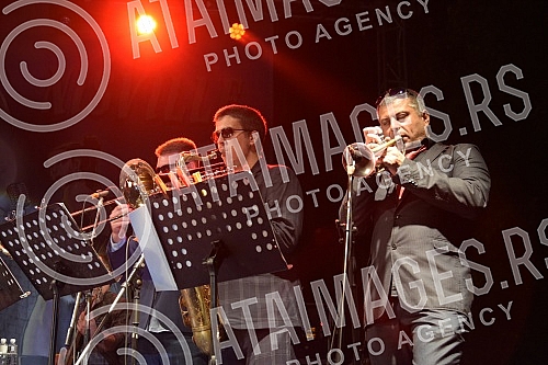 Nenad Cveticanin, a musician and singer-songwriter of funk and jazz music, closed this year's Nisville jazz festival with his band Numismatica.Niski muzicar i kantautor funk i jazz muzike Nenad Cveticanin je sa sojim bendom Numismatica zatvorio ovo