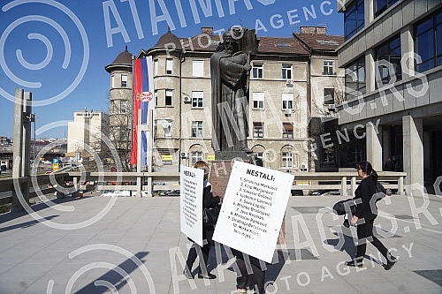 In front of the main entrance to the Palace of Justice came Sanja Mihajlovic Mara Halabrin, organized on Saturday by 