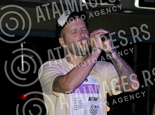 Performance o Magla band held on raft 