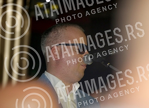 Performance of Sasa Mtic held on raft Port.
Nastup Sase Matica na splavu Port. Performance of Sasa Mtic held on raft Port.
Nastup Sase Matica na splavu Port.