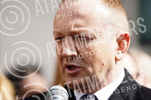 The President of the Party of freedom and justice, Dragan Djlas, held a press conference in front of the First basic public prosecutor's office.Predsednik Stranke slobode i pravde Dragan Djlas odrzao je konferenciju za novinare ispred Prvog osnovno