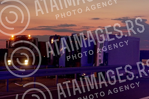 On the bypass around Belgrade, 3 km from the Surcin loop towards the Milos Veliki highway near the Obrenovac exit, a serious traffic accident occurred in which a truck and a car with Swiss license plates were involved, one person was killed and two w